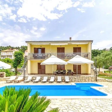 Family Pool Apartment *