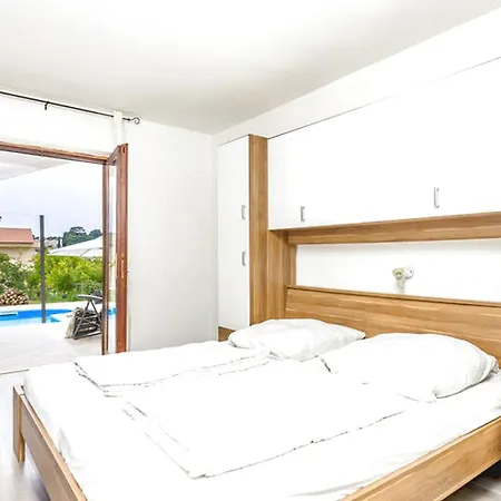Family Pool Apartment Banjol