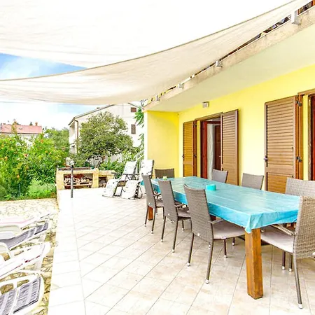 Family Pool Apartment Banjol